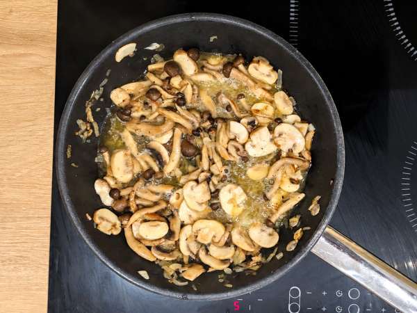 Cremige Pasta mit Shimeji und braunen Champignons - Zubereitung Schritt 5