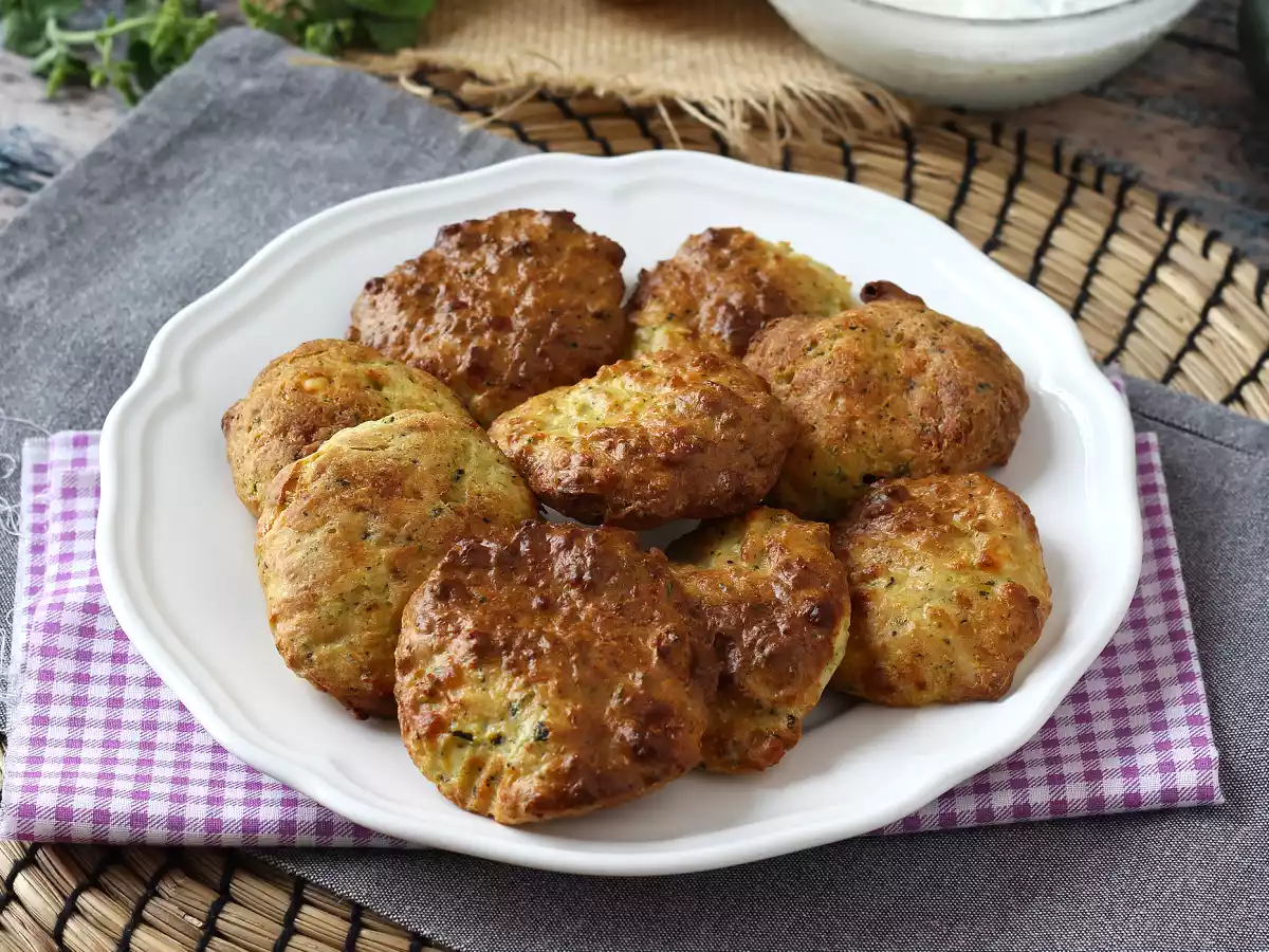 Air Fryer Zucchini Beignets mit Joghurt-Feta-Sauce - foto 2