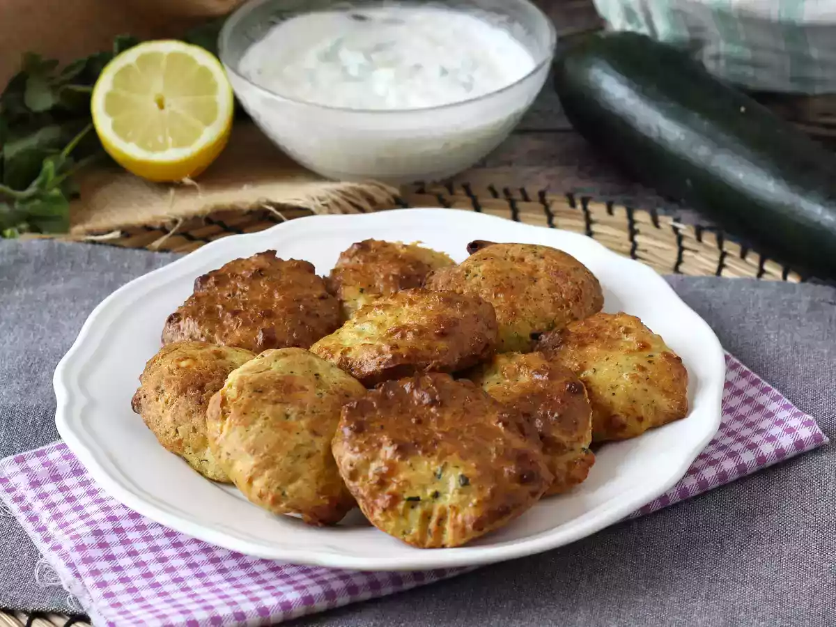 Air Fryer Zucchini Beignets mit Joghurt-Feta-Sauce - foto 4