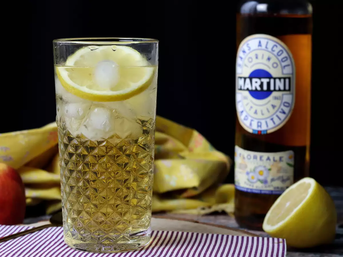 Alkoholfreier Martini-Spritz – ein süßer, blumiger Cocktail zum Aperitif - foto 4
