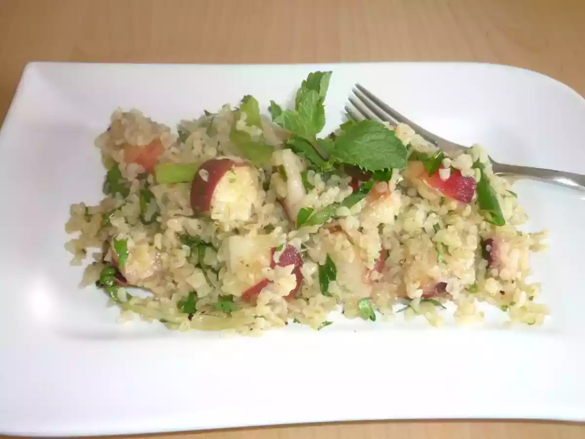Als Beilage oder ganze Mahlzeit geeignet: lauwarmer Bulgur-Pfirsich-Salat
