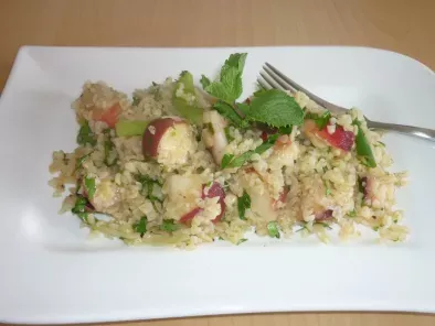 Als Beilage oder ganze Mahlzeit geeignet: lauwarmer Bulgur-Pfirsich-Salat