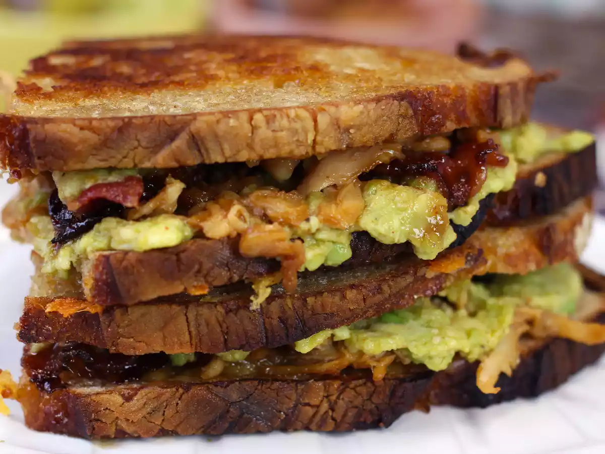 Amerikanisches Grilled-Cheese-Sandwich: Huhn, Avocado, Speck - foto 3