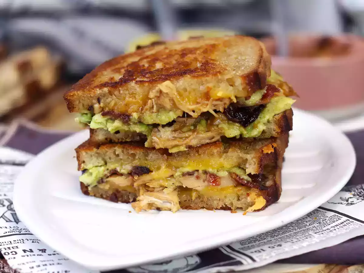 Amerikanisches Grilled-Cheese-Sandwich: Huhn, Avocado, Speck - foto 5