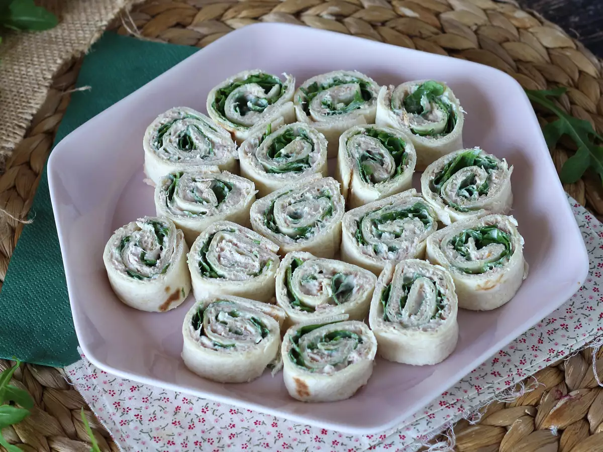 Aperitif-Brötchen mit Tortillas, Thunfisch und Frischkäse - foto 2