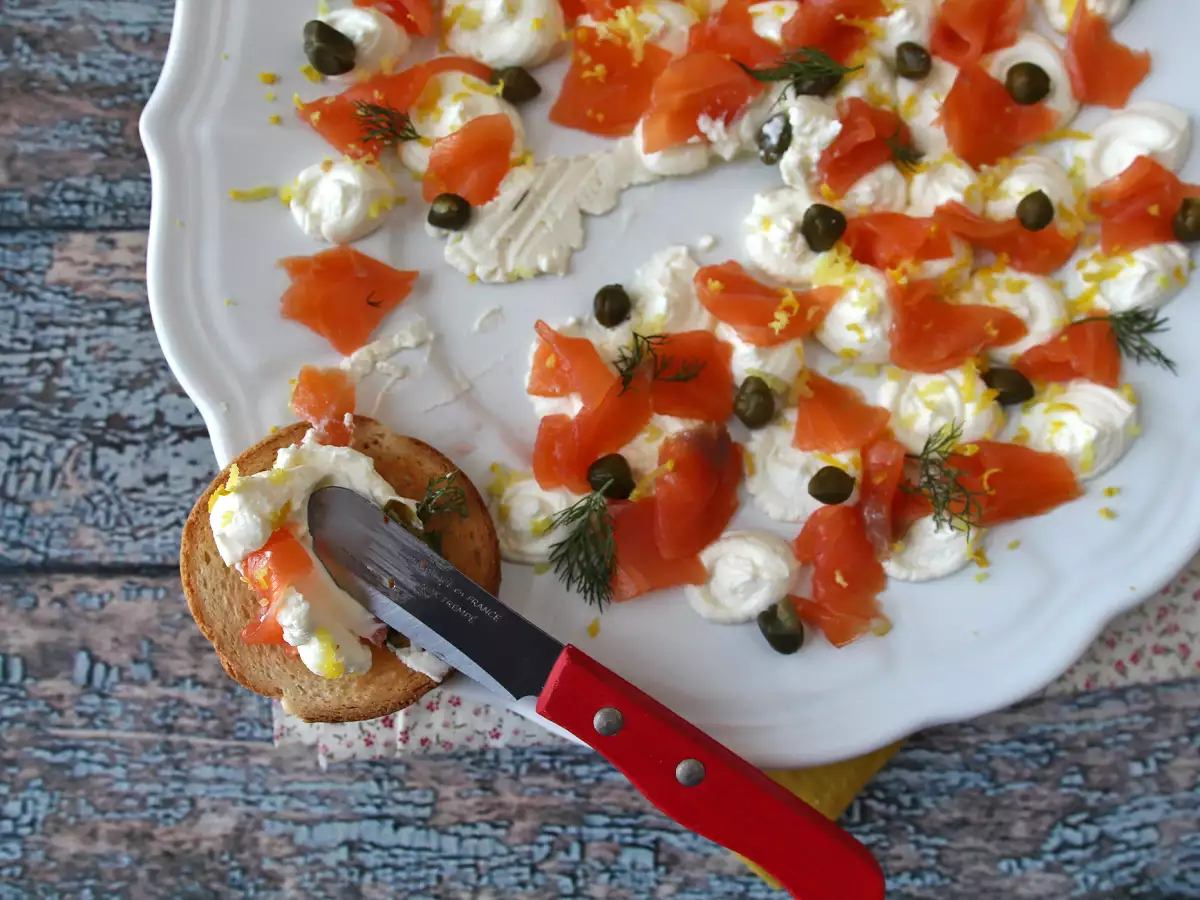 Aperitifplatte mit Räucherlachs-Aufstrich