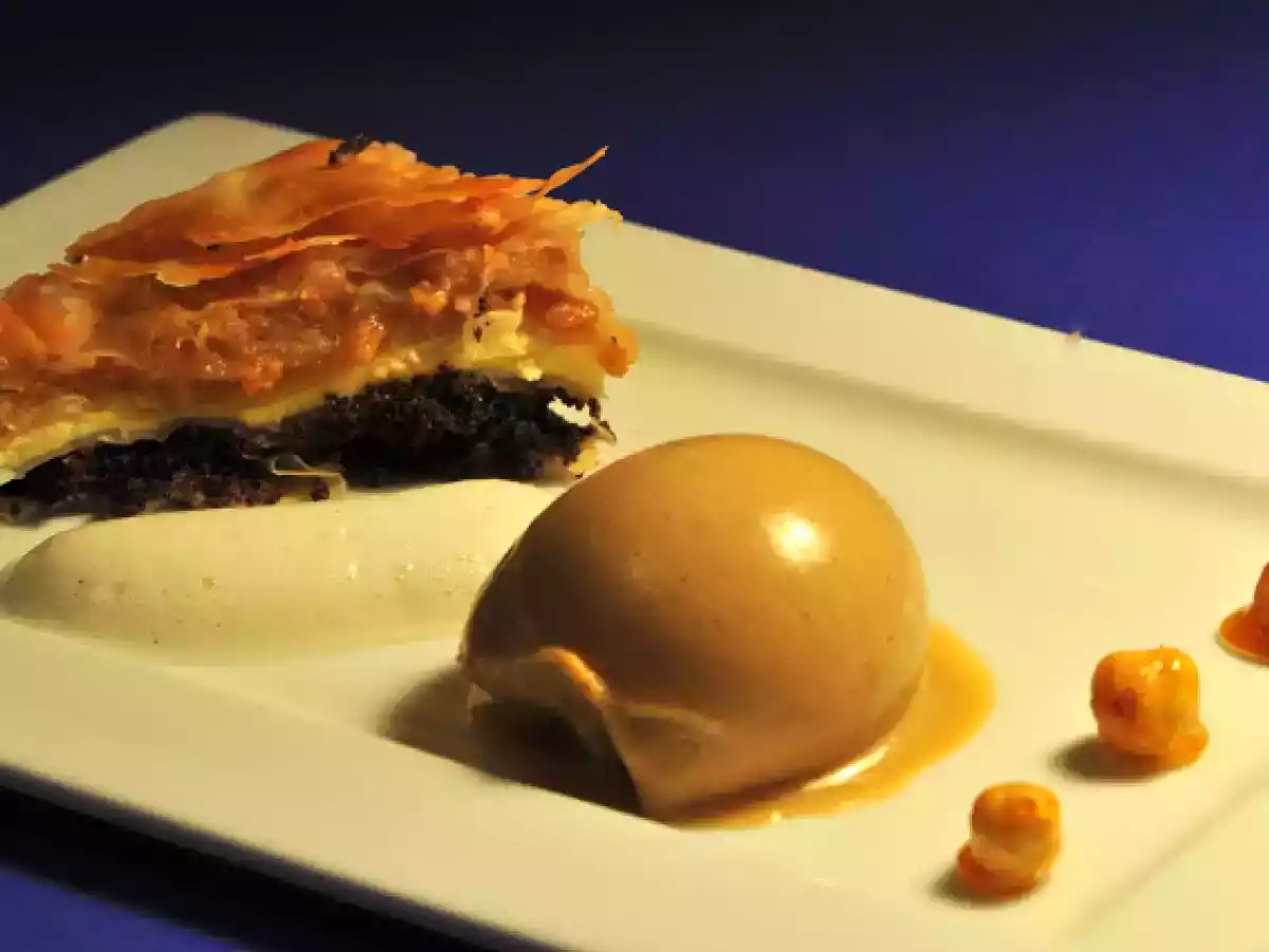 Apfel-Mohn-Haselnuss-Kuchen, beschwipstes Mokkaeis, Gewürzschaum