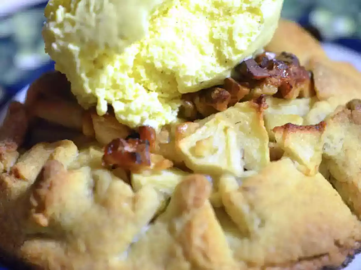 Apple-Galettes mit cremigstem Vanilleeis