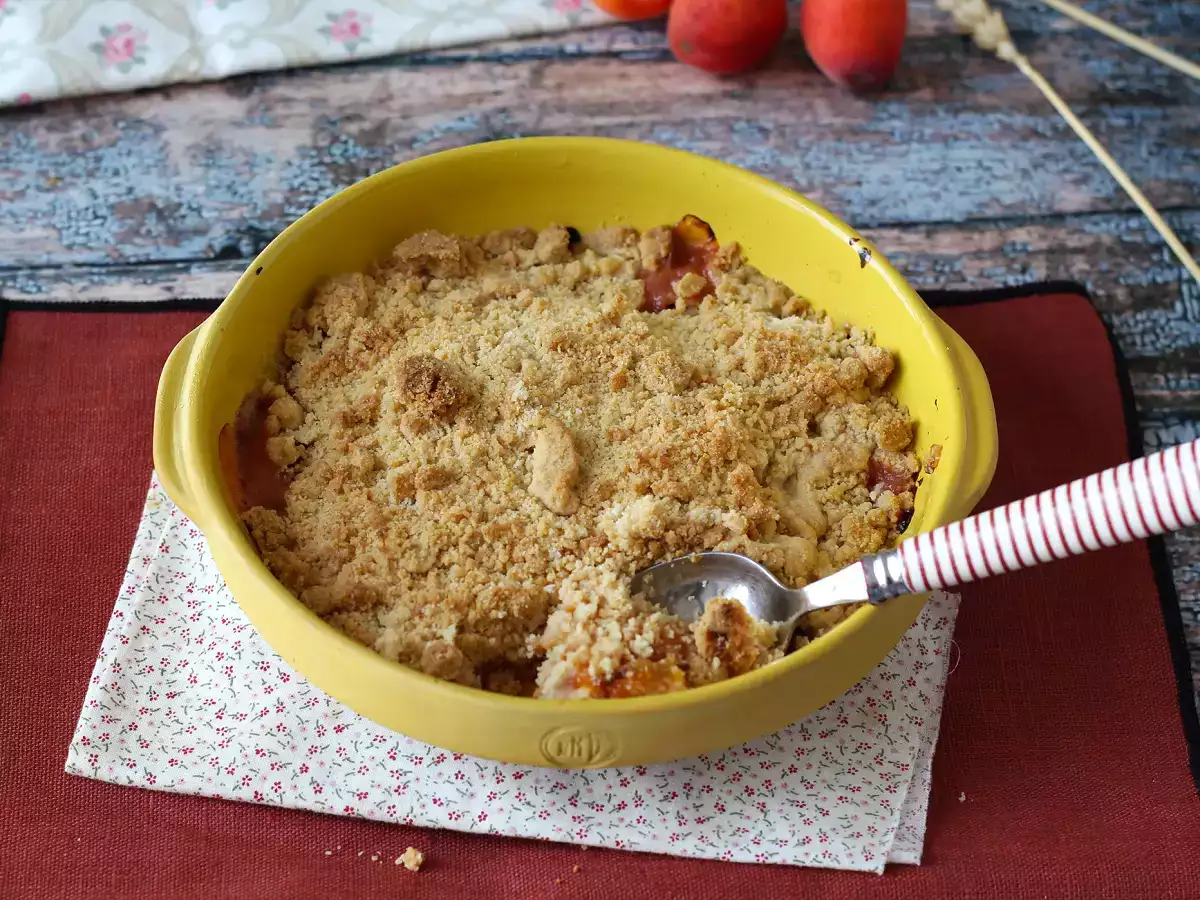 Aprikosen-Crumble – einfaches, knuspriges Dessert