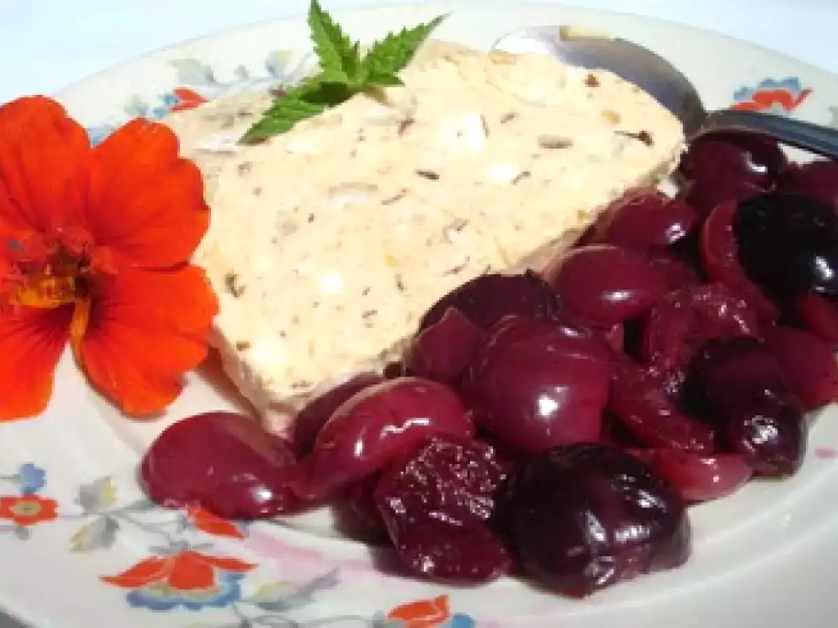 Aprikosenparfait mit Haselnußkrokant und beschwipsten Kirschen