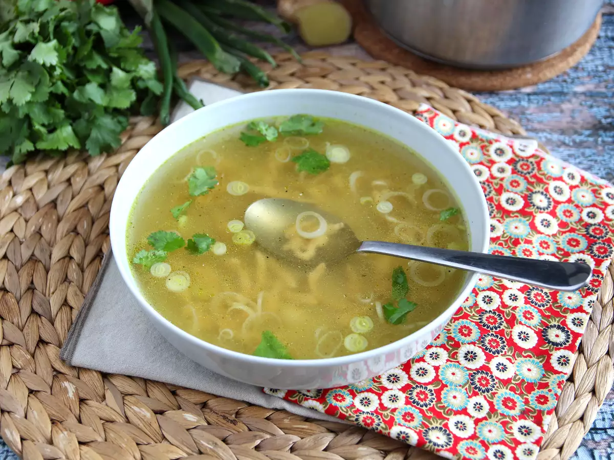 Aromatische und wohltuende asiatische Hühnersuppe