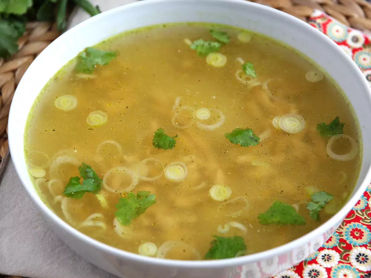 Aromatische und wohltuende asiatische Hühnersuppe - foto 2