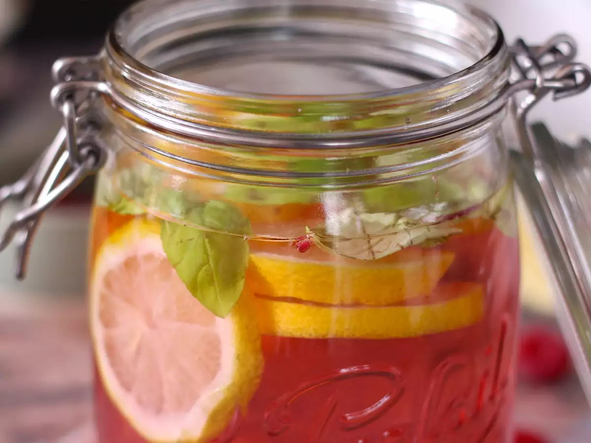 Aromatisiertes Wasser mit Zitrone, Basilikum und Himbeeren - foto 4