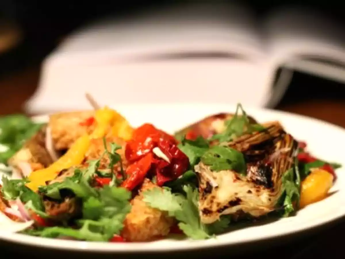 Artischocken-Brot-Salat mit gerösteten Paprikaschoten