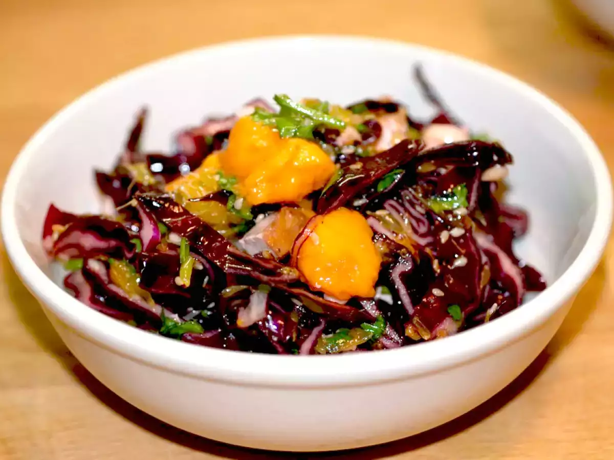 Asiatisch inspirierter Rotkohlsalat mit Mango und Orangen