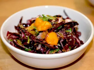 Asiatisch inspirierter Rotkohlsalat mit Mango und Orangen