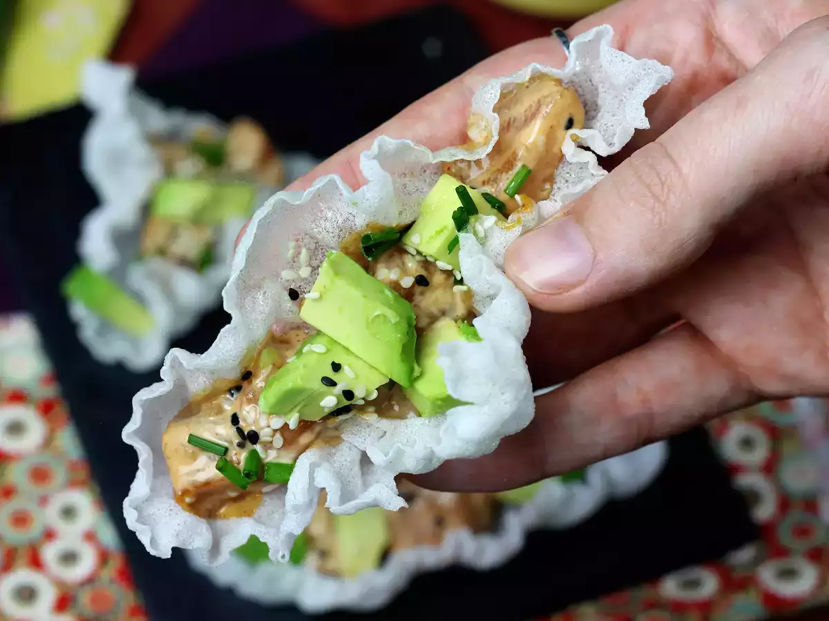 Asiatische Tacos: Lachstartar in Reis-Chips - foto 2