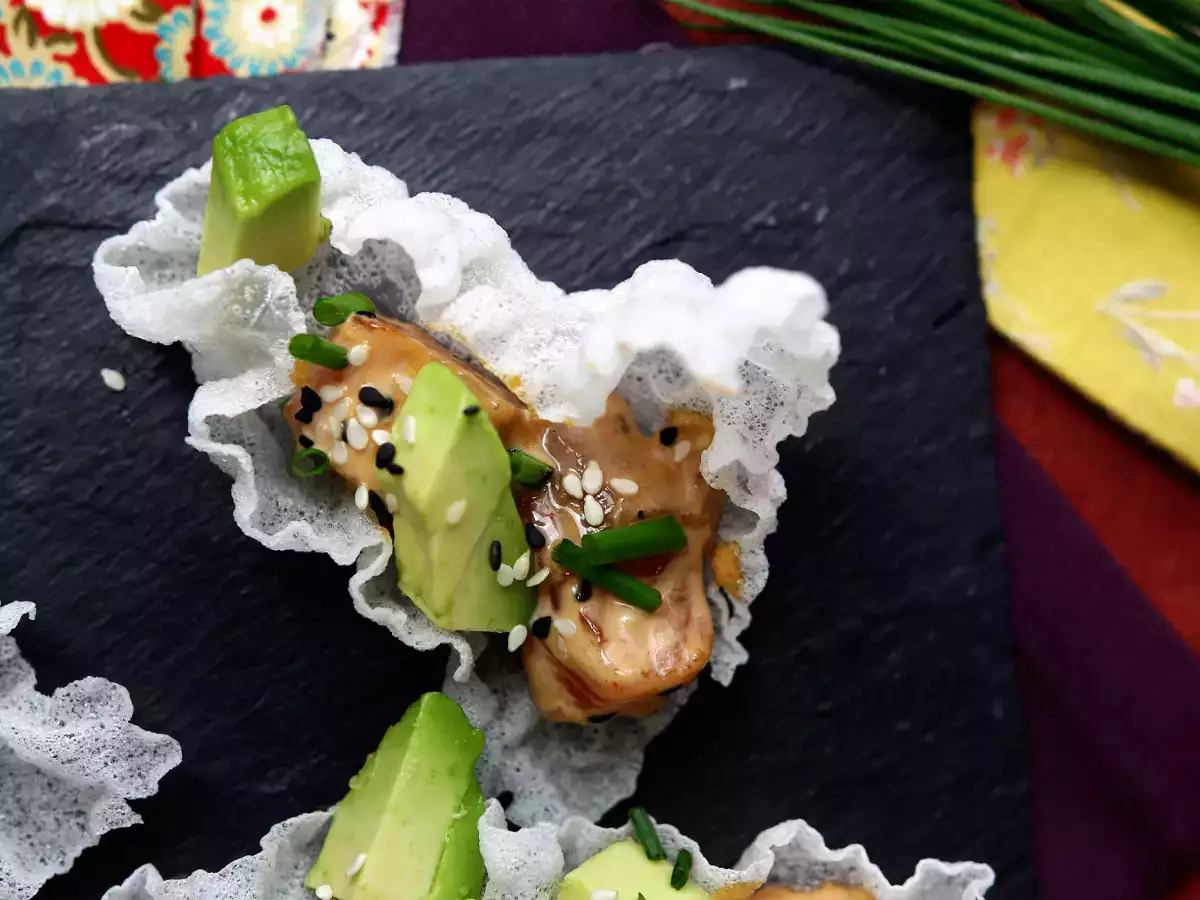 Asiatische Tacos: Lachstartar in Reis-Chips - foto 6