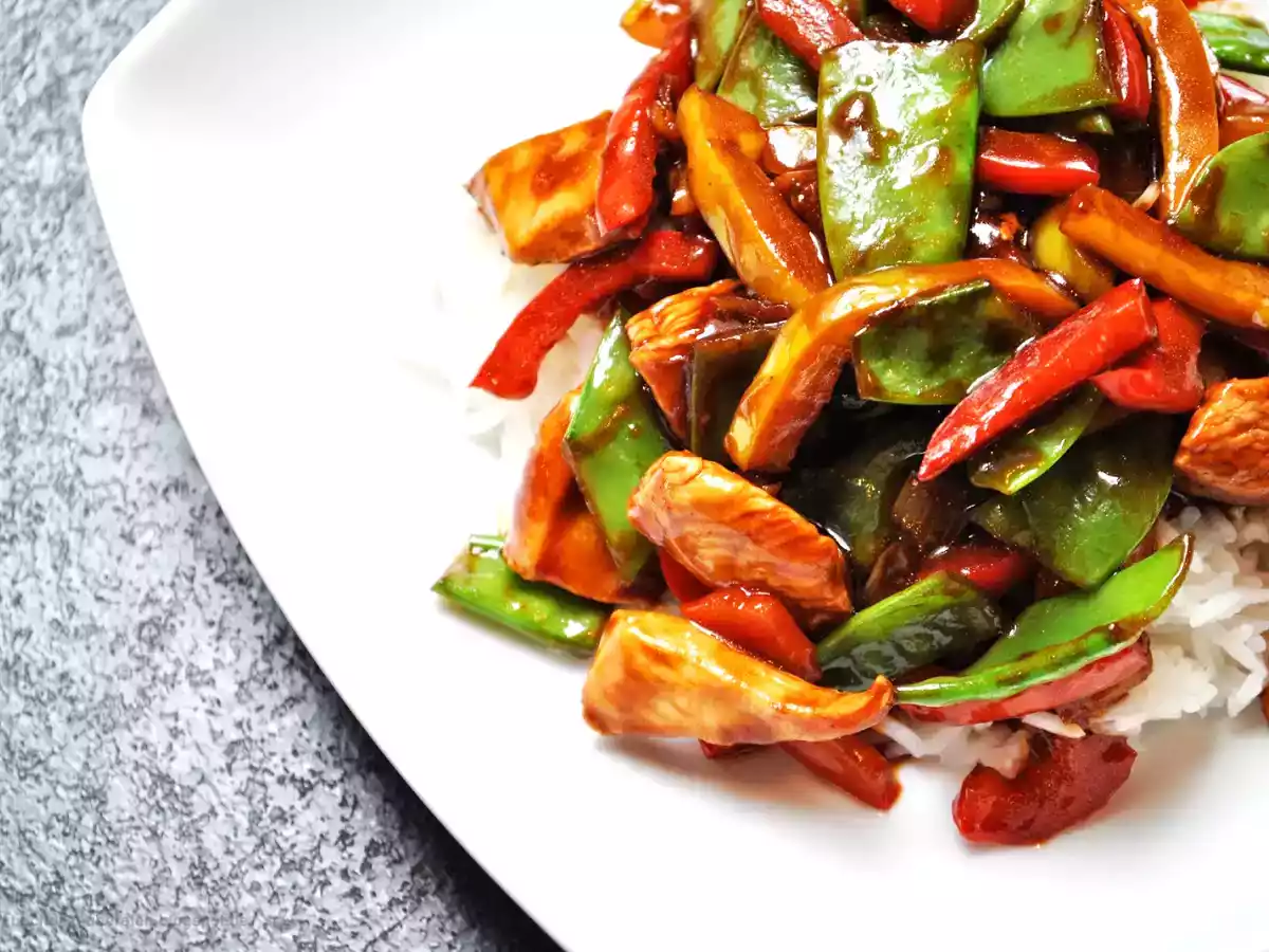 Asiatische Wokpfanne mit Hähnchen