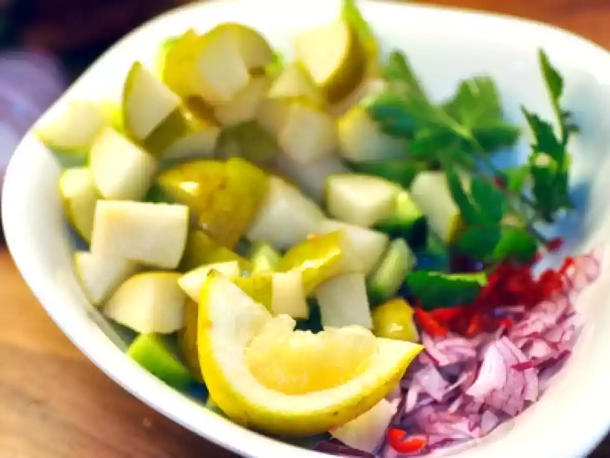 Asiatischer Nashi-Gurken-Salat und Süßkartoffelscheiben mit Korianderbutter