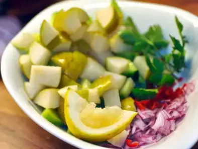 Asiatischer Nashi-Gurken-Salat und Süßkartoffelscheiben mit Korianderbutter