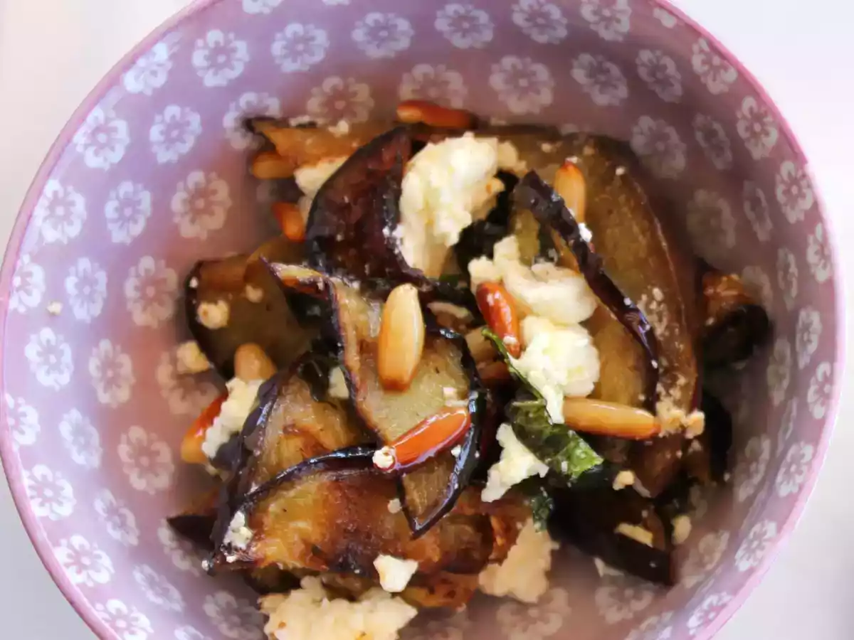 Auberginen-Schafskäse-Minze-Salat