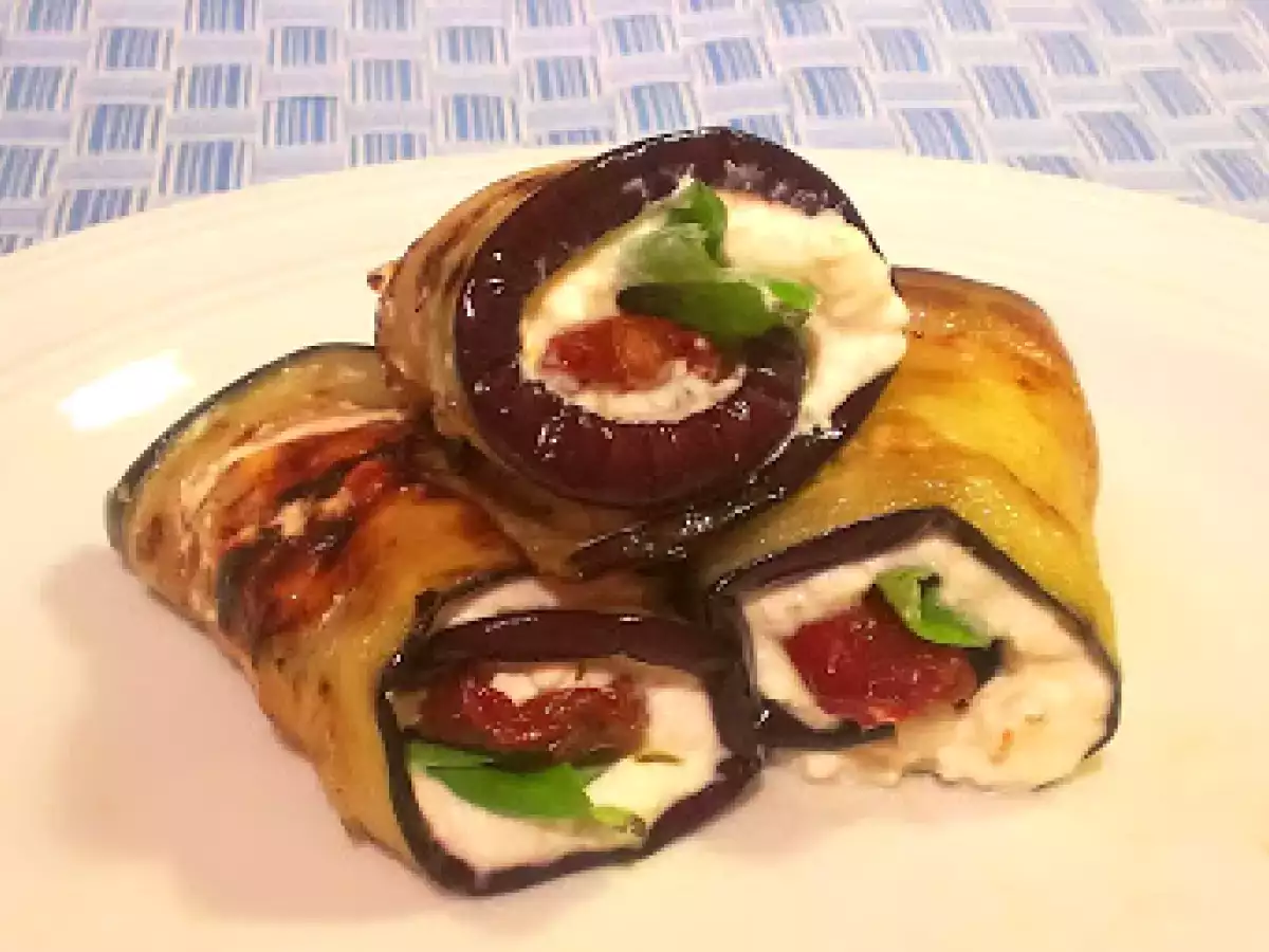 Auberginenröllchen mit Feta-Tomaten-Füllung