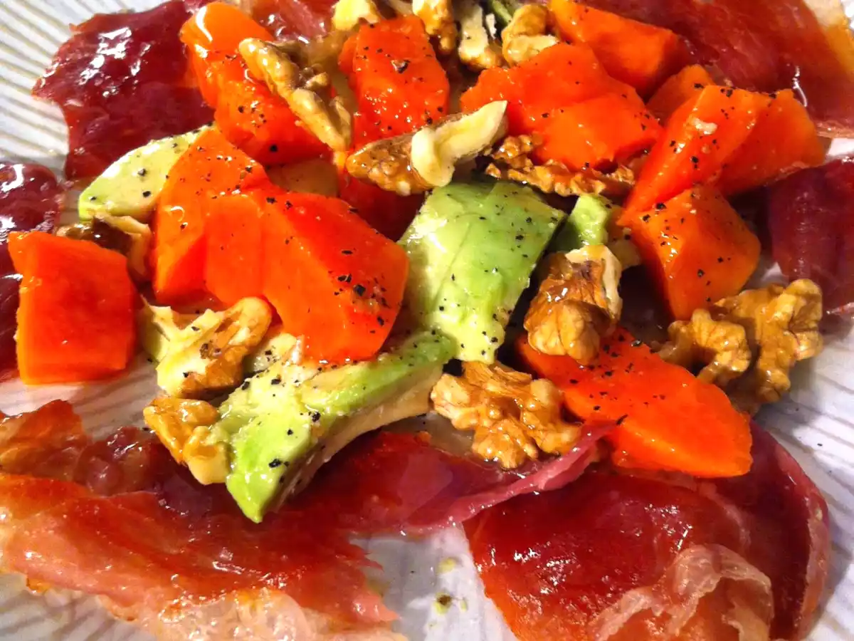 Avocado-Papaya-Salat mit krossem Serranoschinken