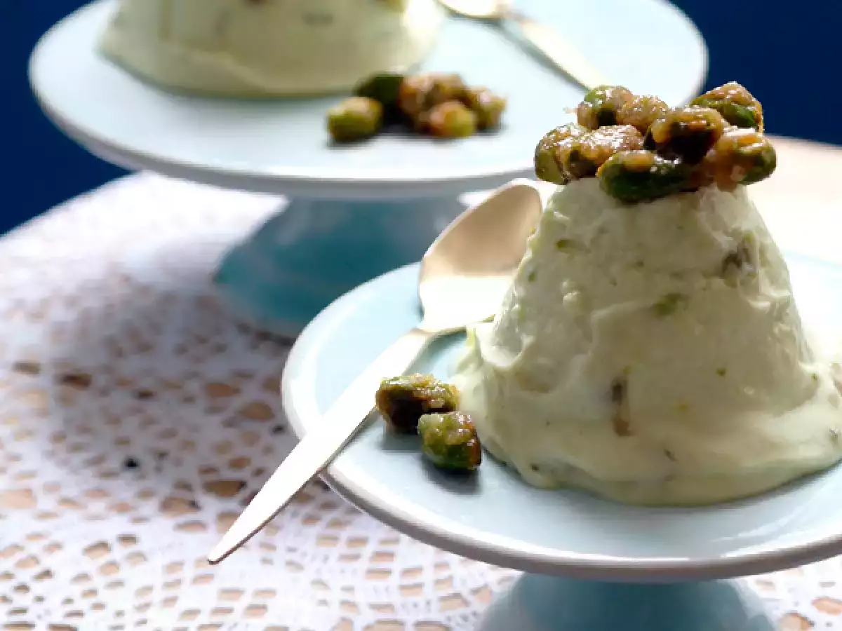 Avocado-Semifreddo mit gebrannten Pistazien.