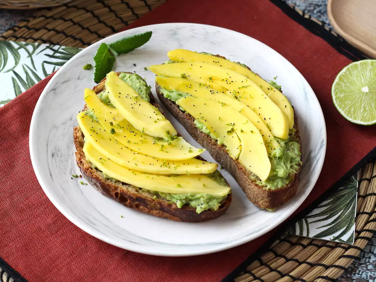 Avocado-Toast mit Mango und Limette: ein frisches, schnelles und leckeres Rezept