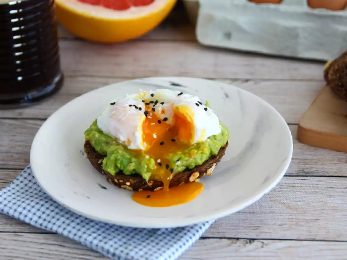 Avocado-Toast mit pochiertem Ei