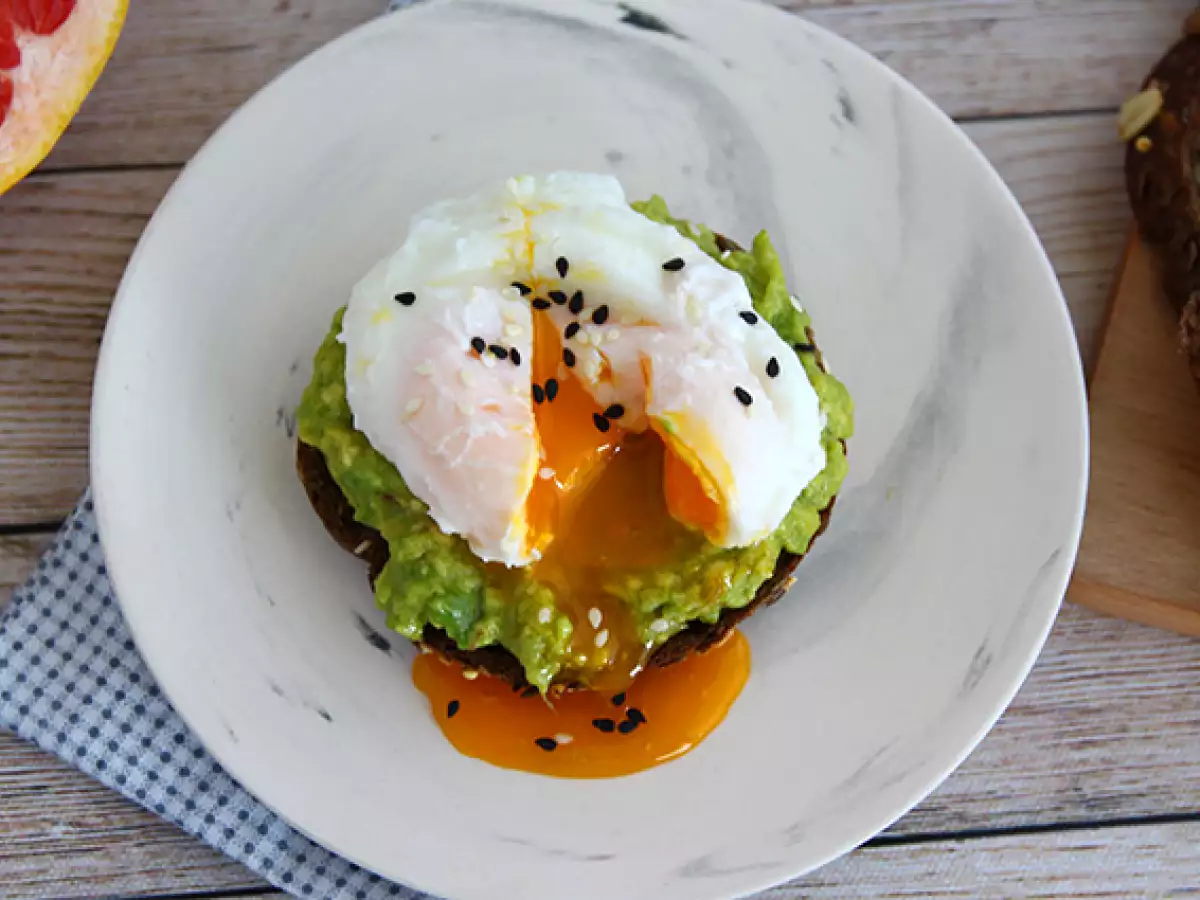 Avocado-Toast mit pochiertem Ei - foto 3