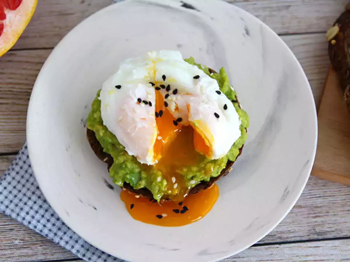 Avocado-Toast und pochiertes Ei - foto 3