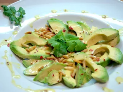 Avocadosalat mit Senfdressing, Pinienkernen und frischem Koriander