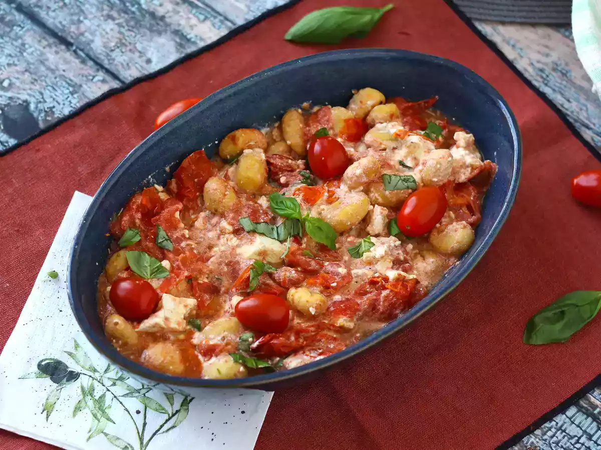 Baked Feta Gnocchi im Airfryer, das superschnelle Gericht mit Kirschtomaten und Feta!