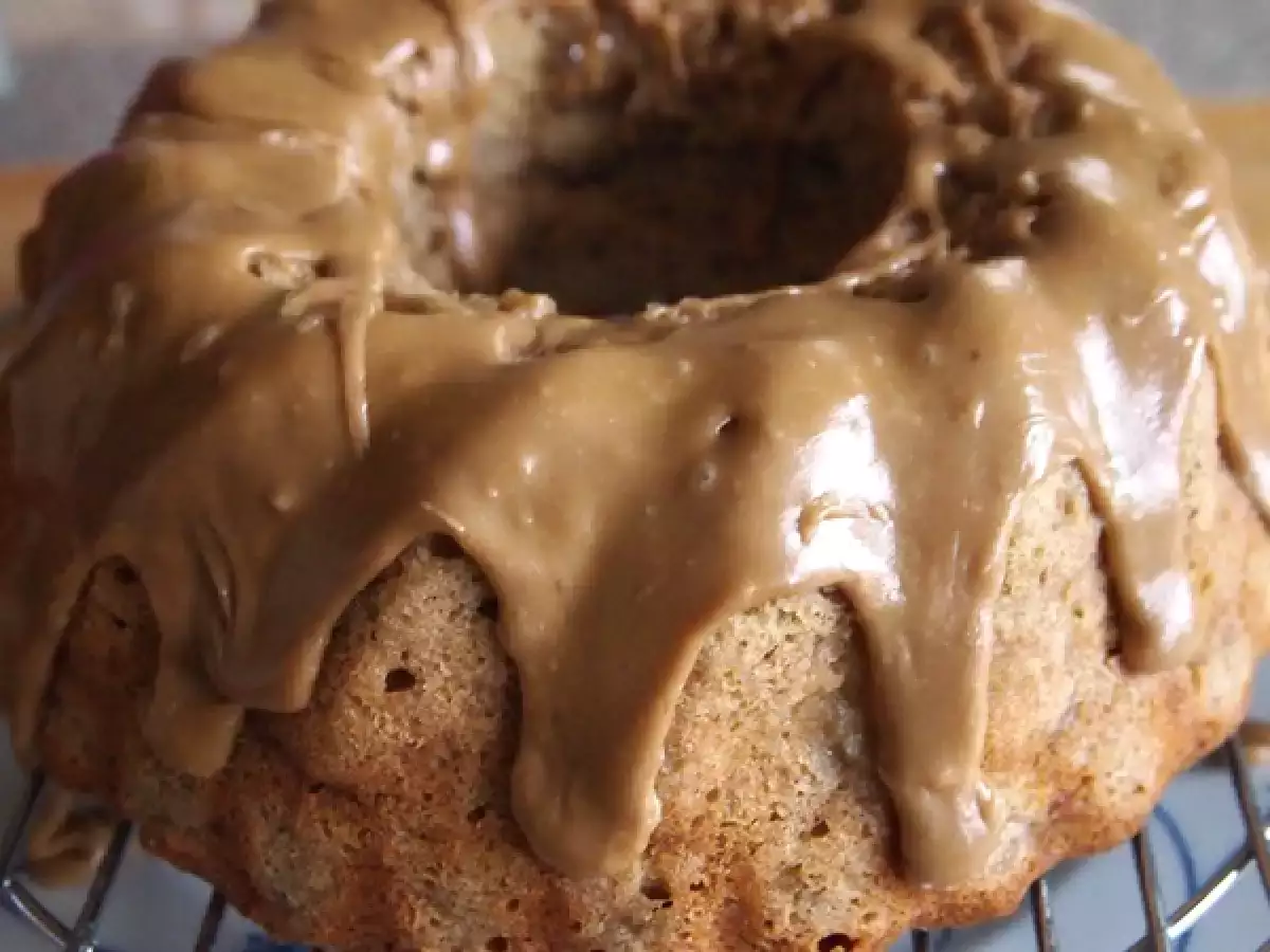 Bananen-Apfel-Kranz mit Salz-Karamell-Glasur