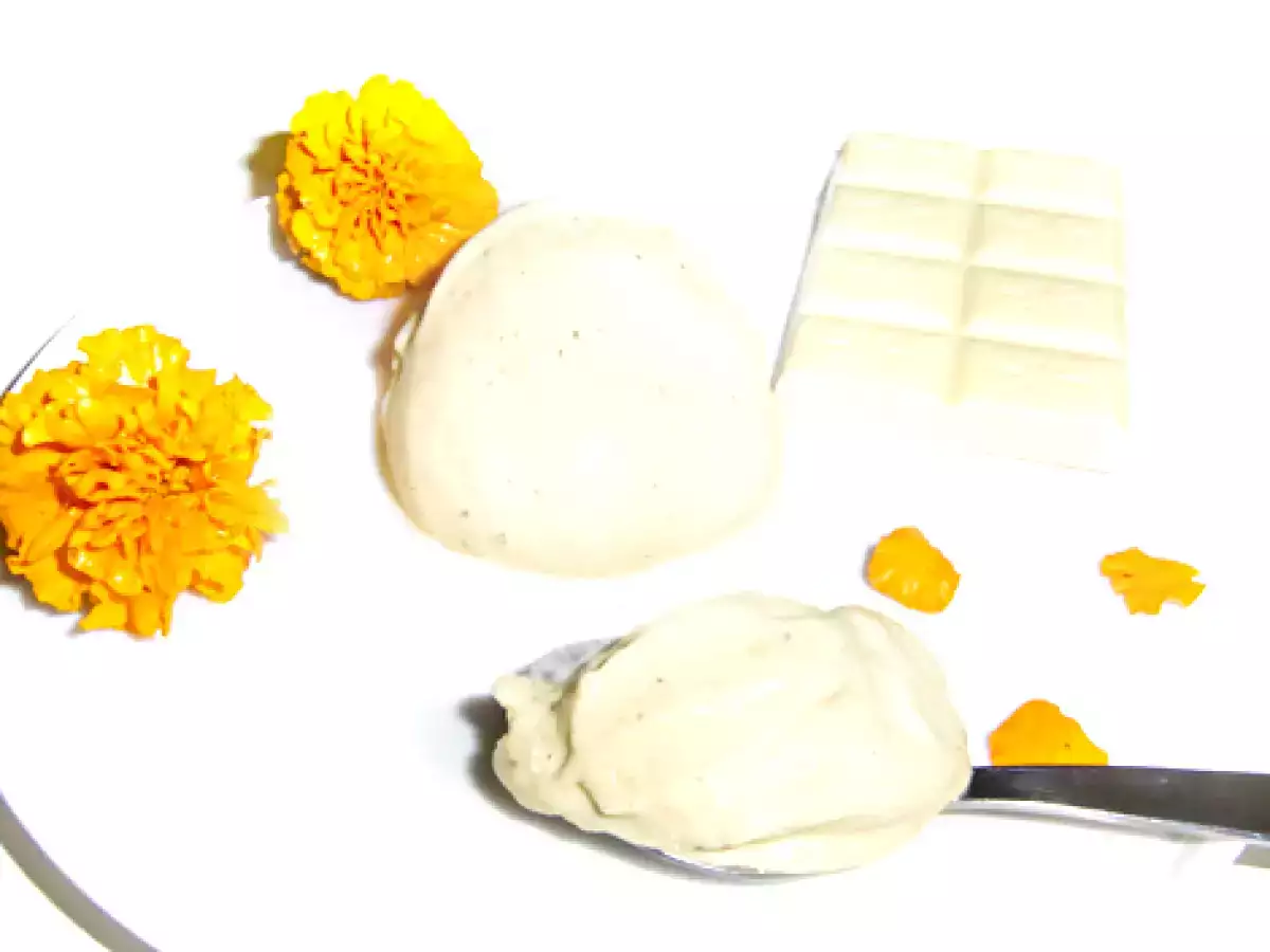 Bananen-Milcheis mit weißer Schokolade