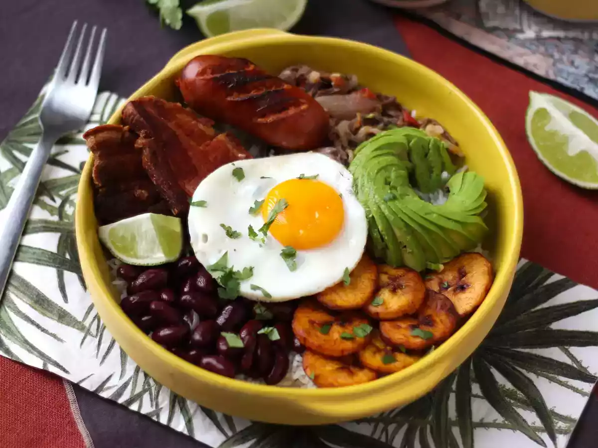 Bandeja Paisa: un plato lleno de color, sabor y tradición - foto 3