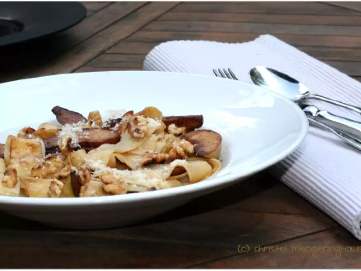 Bandnudeln mit Balsamico-Birnen und Walnüssen