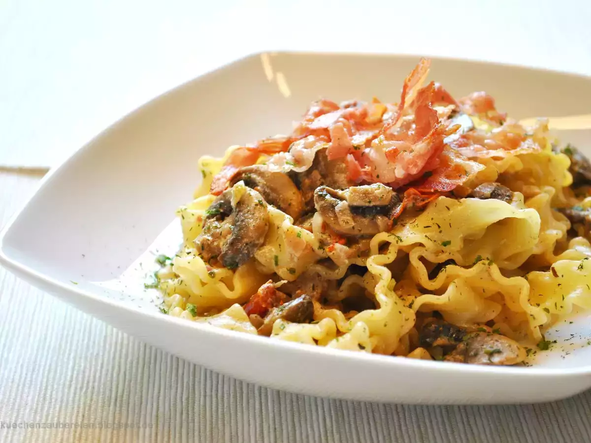 Bandnudeln mit Champignons, getrockneten Tomaten