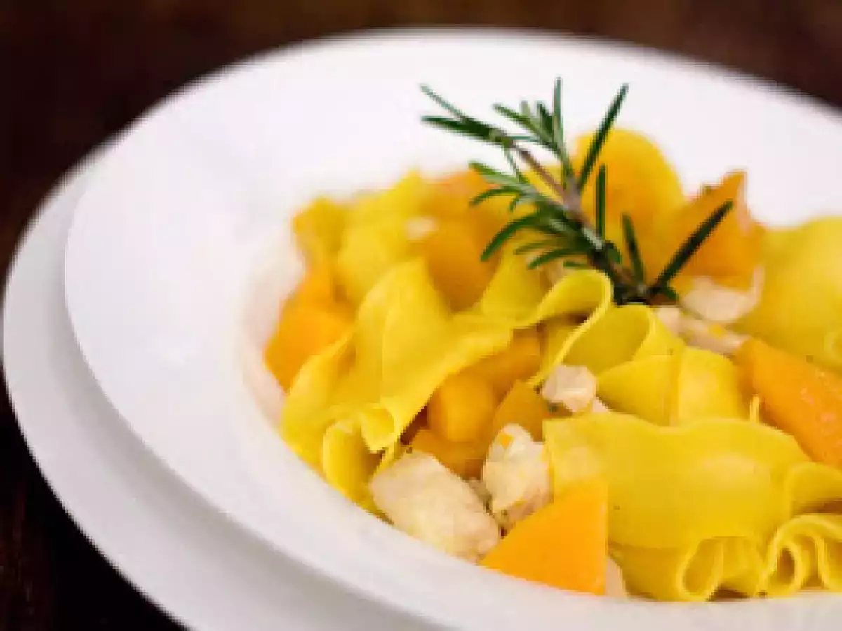 Bandnudeln mit Kürbis und Hühnchen