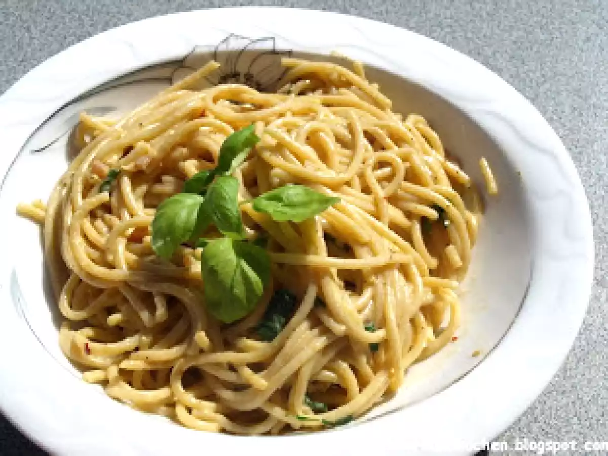 BÄRLAUCH-SPAGHETTI MIT BACON UND SPIEGELEI