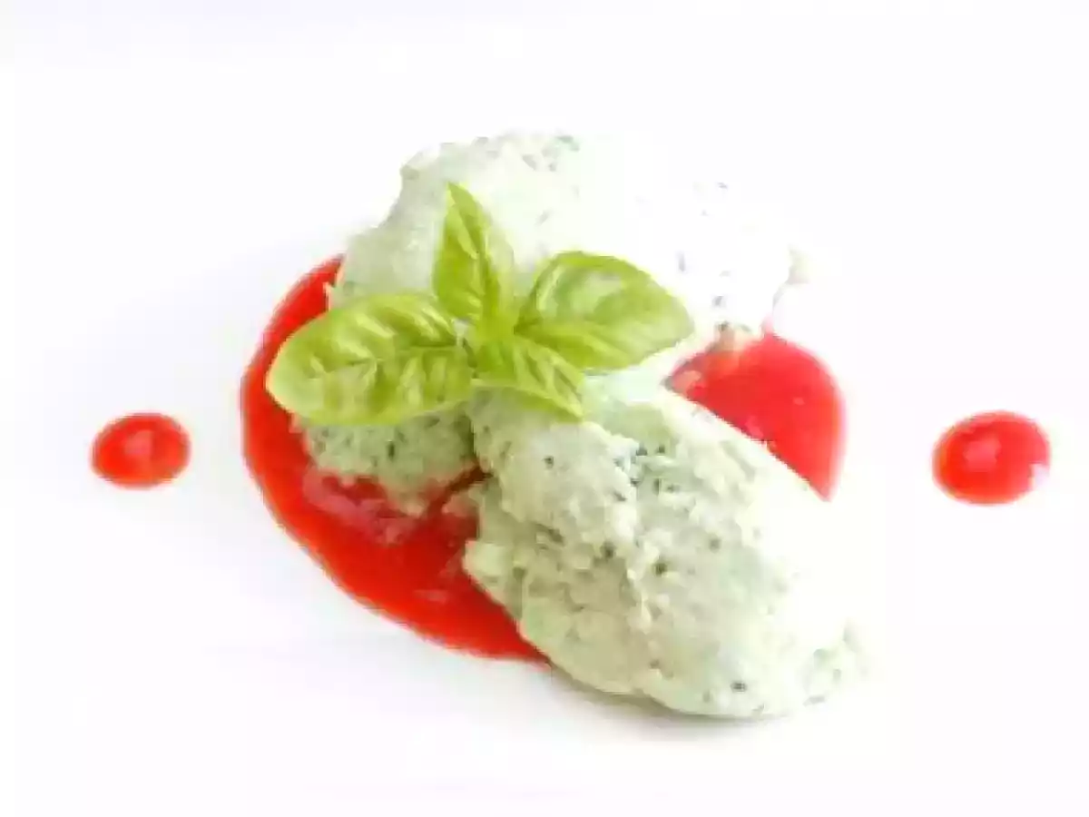 Basilikummousse auf Erdbeerspiegel