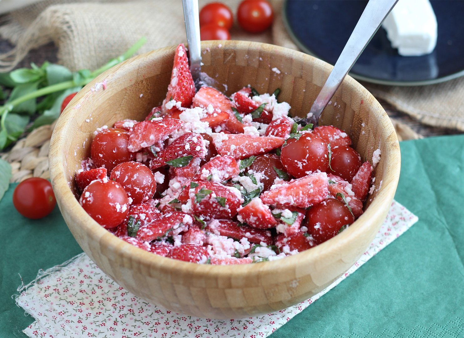 Rezept für basilikumsalat mit erdbeeren, tomaten, feta Rezept für basilikumsalat mit erdbeeren, tomaten, feta