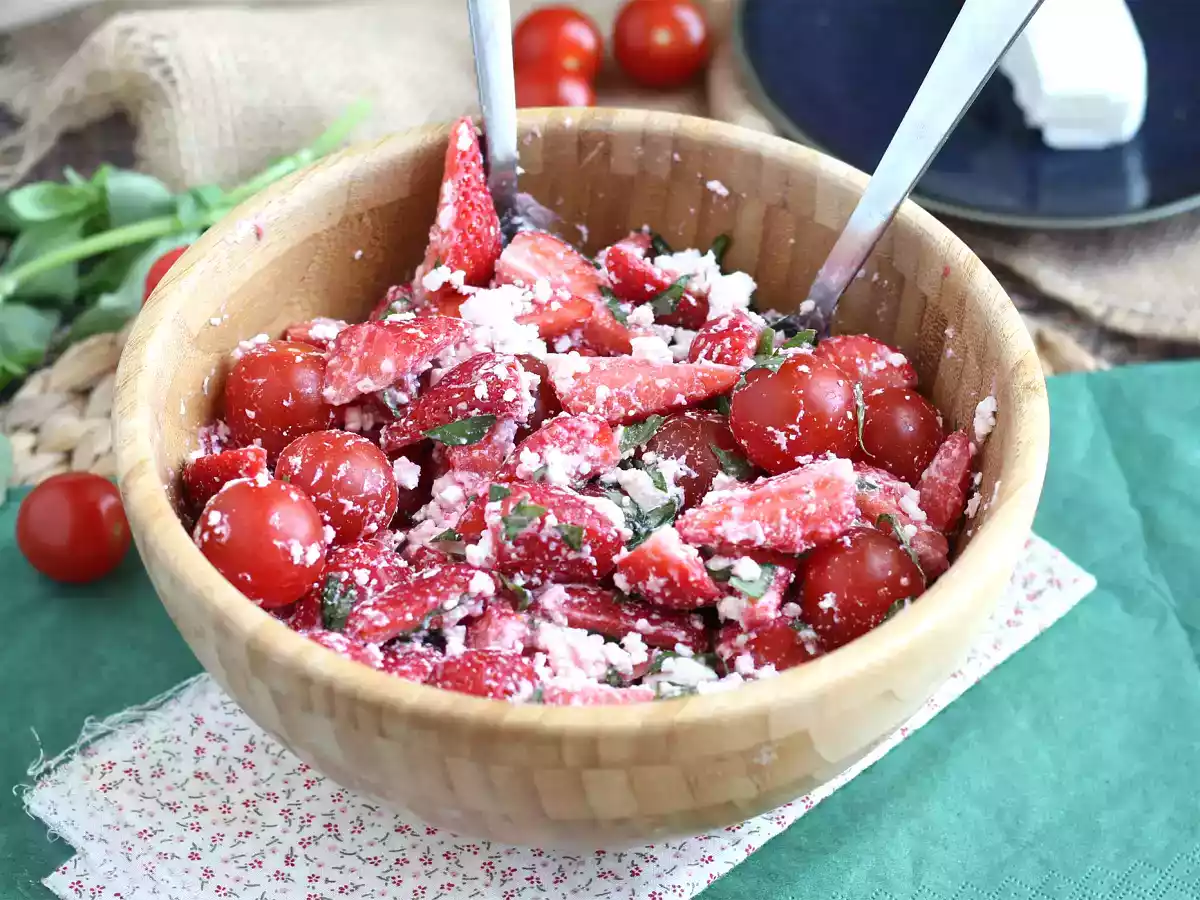 Basilikumsalat mit Erdbeeren, Tomaten und Feta