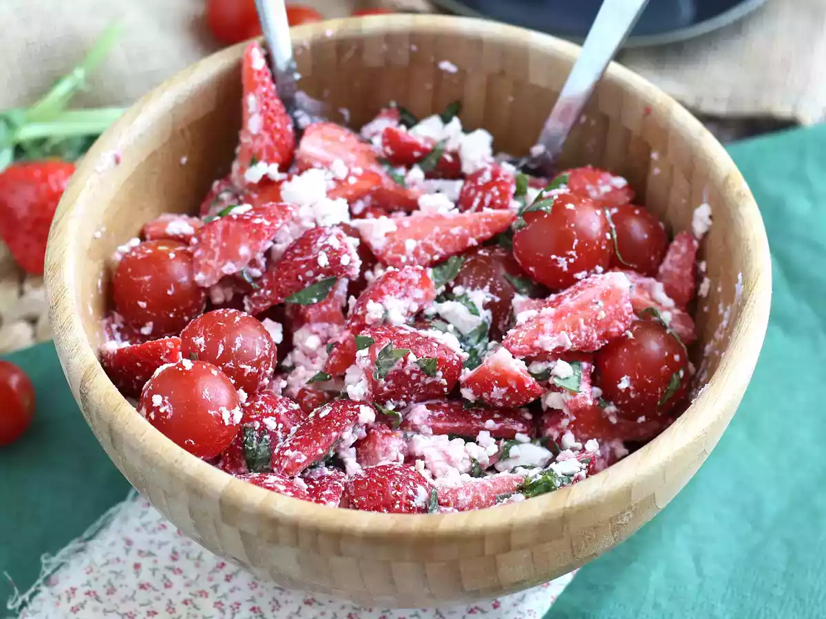 Basilikumsalat mit Erdbeeren, Tomaten und Feta - foto 4