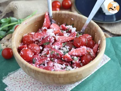 Basilikumsalat mit Erdbeeren, Tomaten und Feta