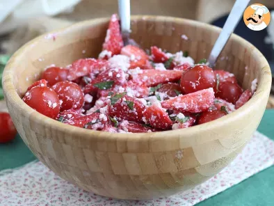 Basilikumsalat mit Erdbeeren, Tomaten und Feta, Foto 2