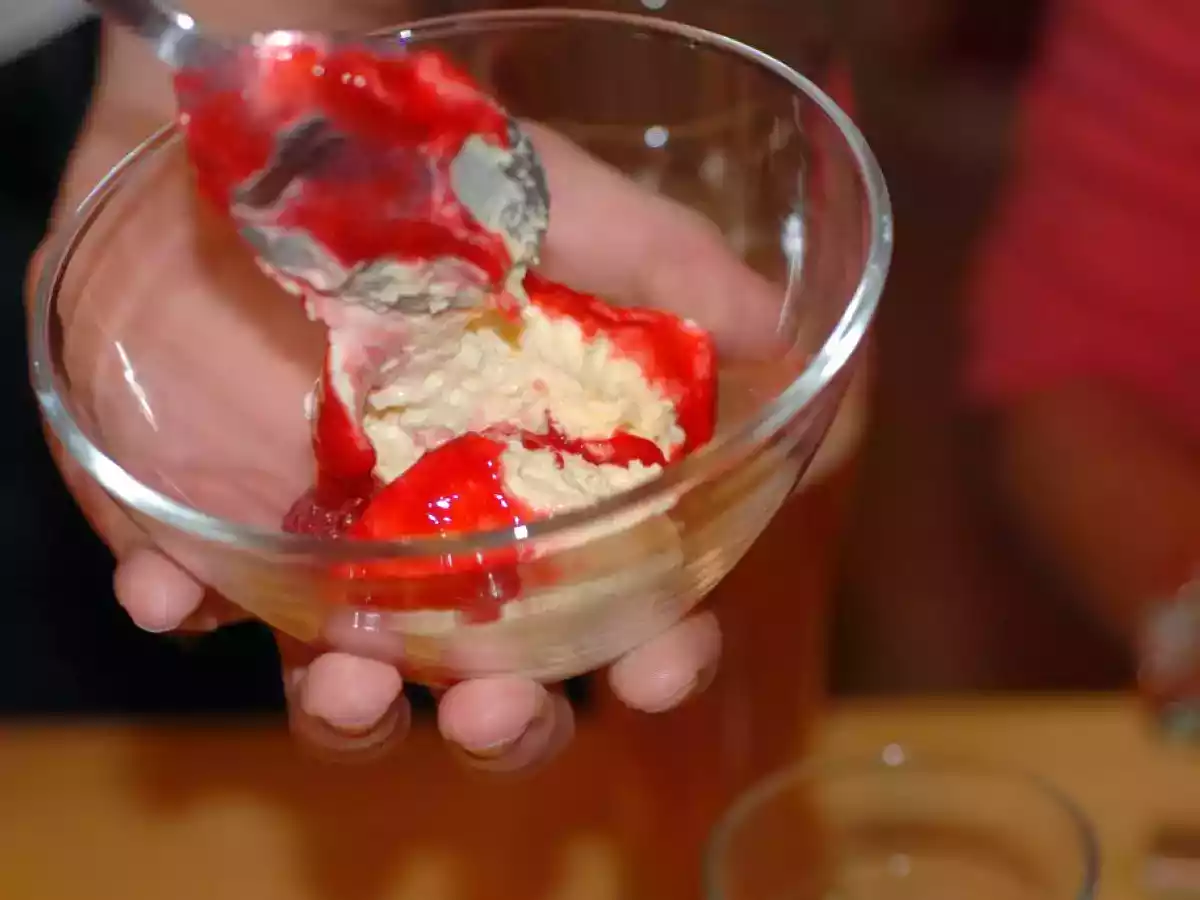 Bayrisch Creme mit frischem Himbeerspiegel