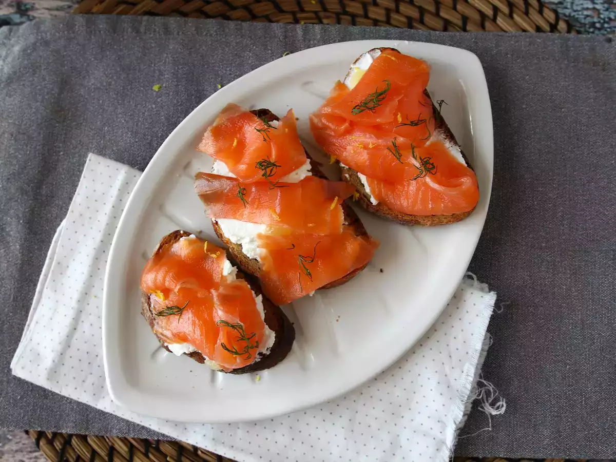Belegte Brote mit frischem Ziegenkäse und Räucherlachs - foto 2